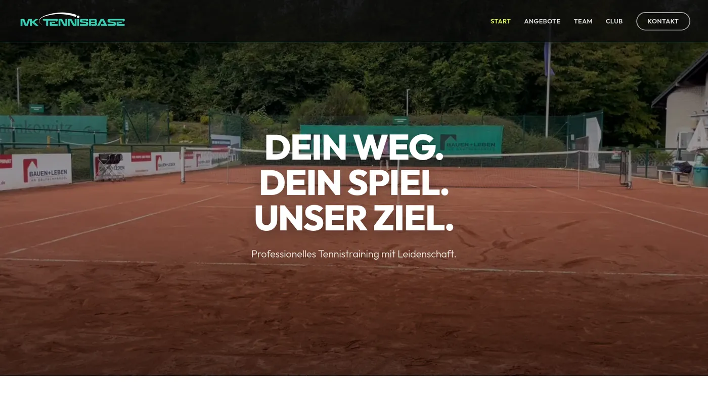 Startseite der MK Tennisbase: Sandplatz-Foto mit der Zeile „Dein Weg. Dein Spiel. Unser Ziel.“